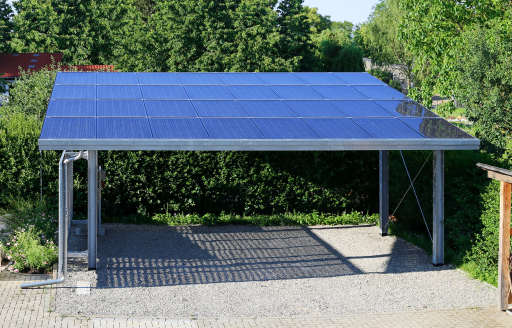 Solarcarport mit Photovoltaikmodulen