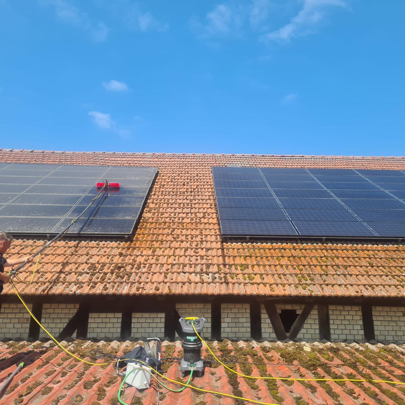 Vorher-Nachher: Reinigung von Solarmodulen auf Ziegeldach