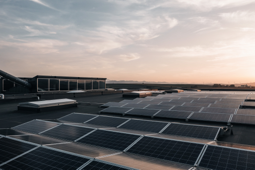Gewerbliches Solardach bei Sonnenuntergang