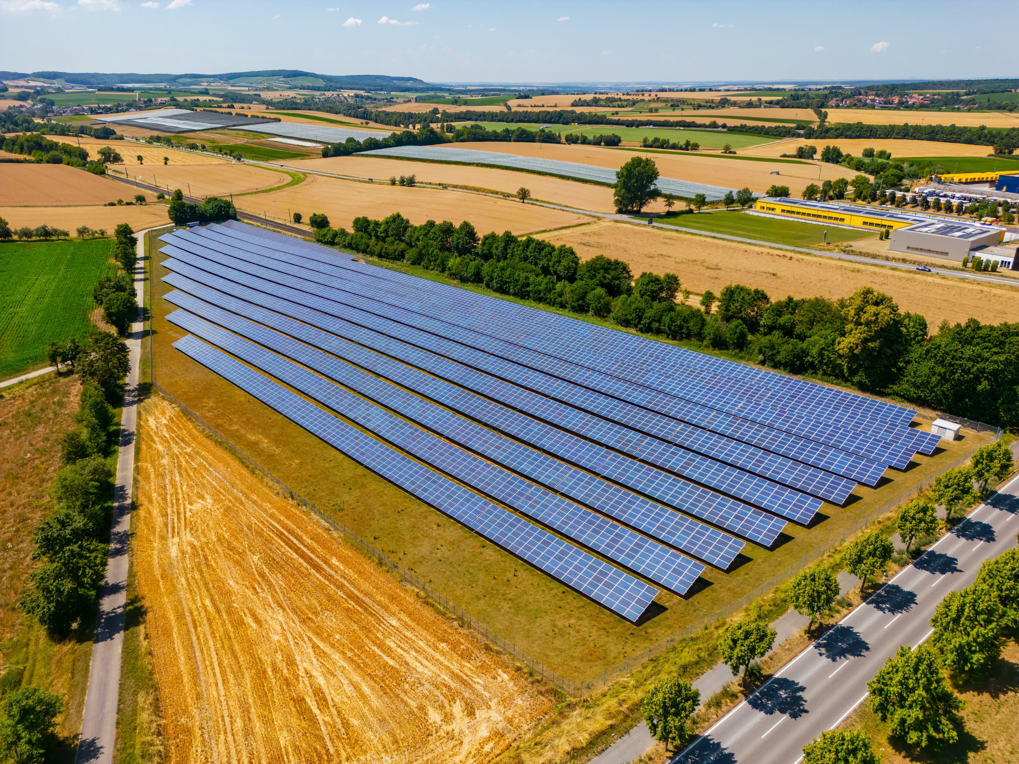 Luftaufnahme eines großen Solarparks