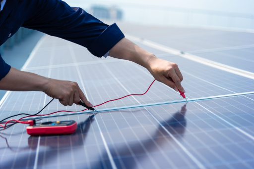 Techniker prüft Solarmodule mit Messgerät